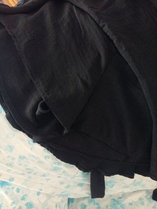 Falda pantalón, negra con lazo y con cremallera.