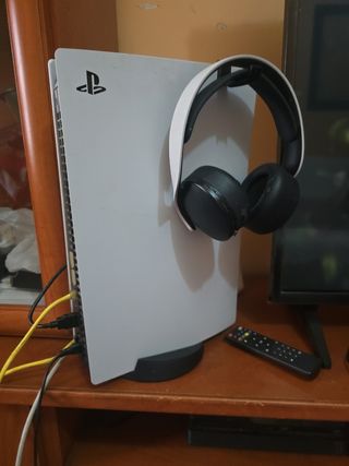 PS5 (PlayStation 5) Blanca con un mando y lo casco