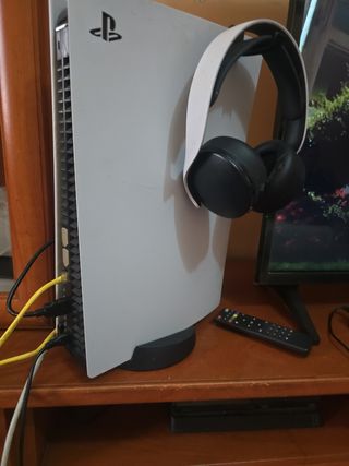 PS5 (PlayStation 5) Blanca con un mando y lo casco