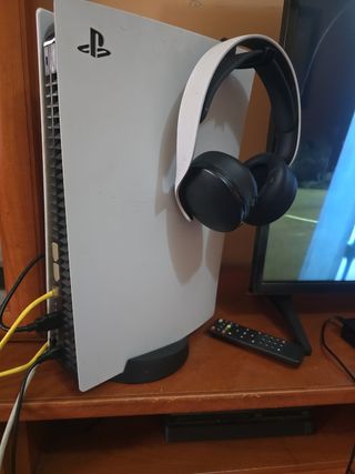 PS5 (PlayStation 5) Blanca con un mando y lo casco