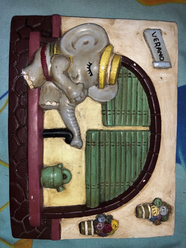 Cuadros de escayola con las estaciones del año. 