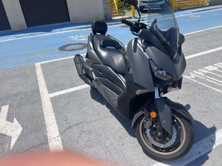 Yamaha XMAX 400 Tech MAX limited edition.