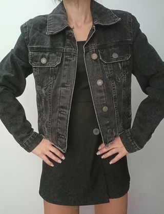 Cazadora vaquera negra. Con etiqueta