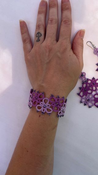 Pulsera y pendientes morados