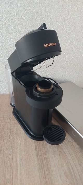 Cafetera Nespresso Vertuo Next Negra