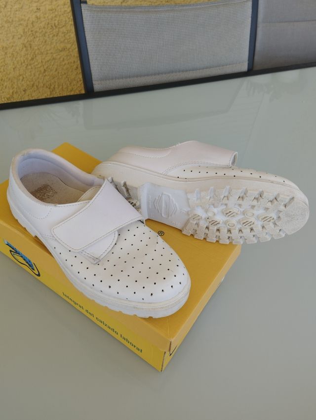 Urge venta. Zuecos trabajo blancos - Piel