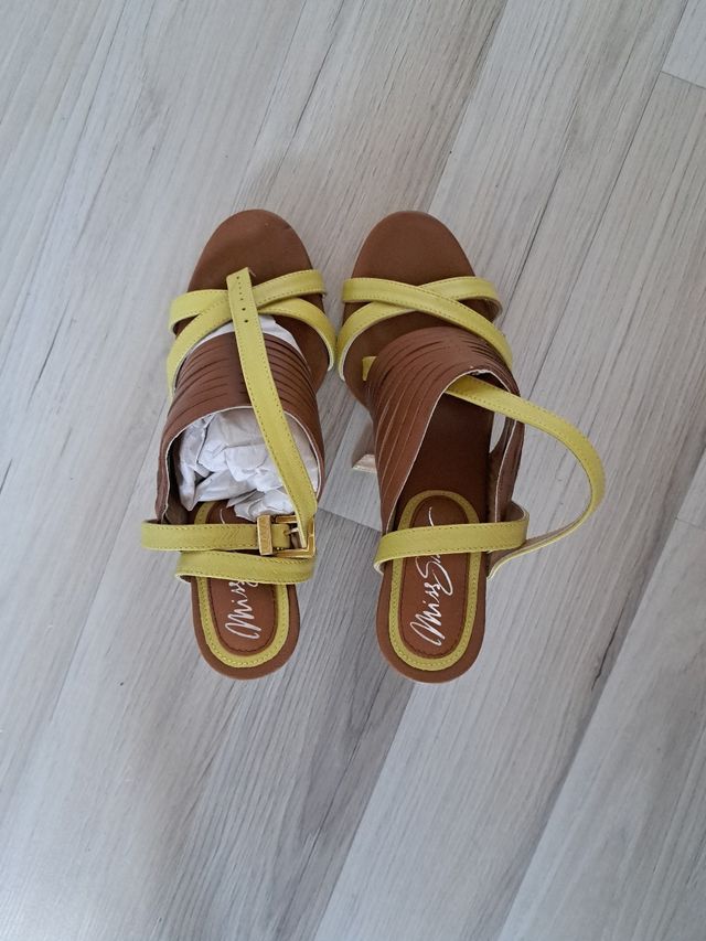 Sandalias Miss Sixty amarillas y marrón, talla 38