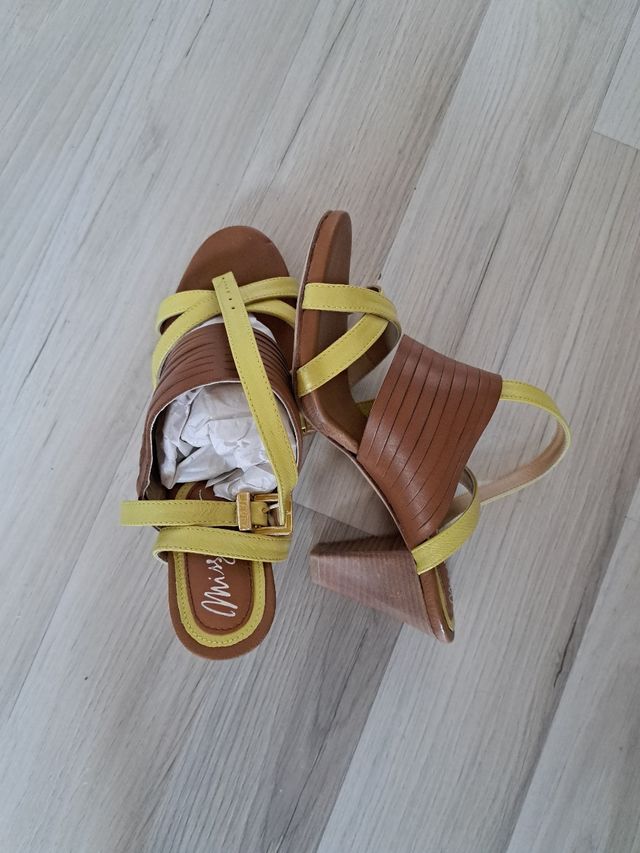Sandalias Miss Sixty amarillas y marrón, talla 38