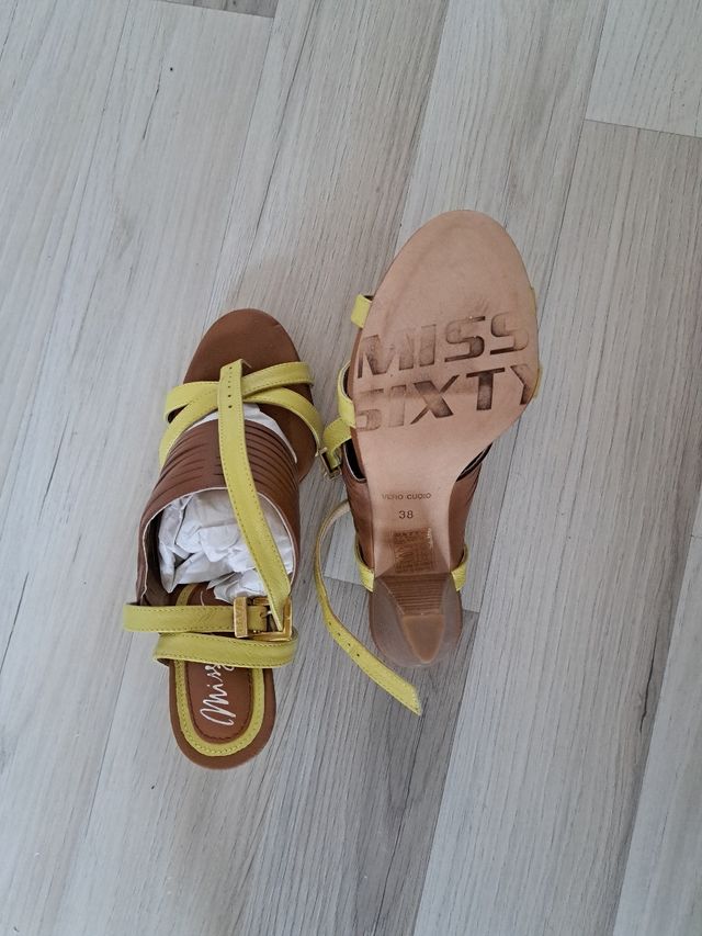 Sandalias Miss Sixty amarillas y marrón, talla 38