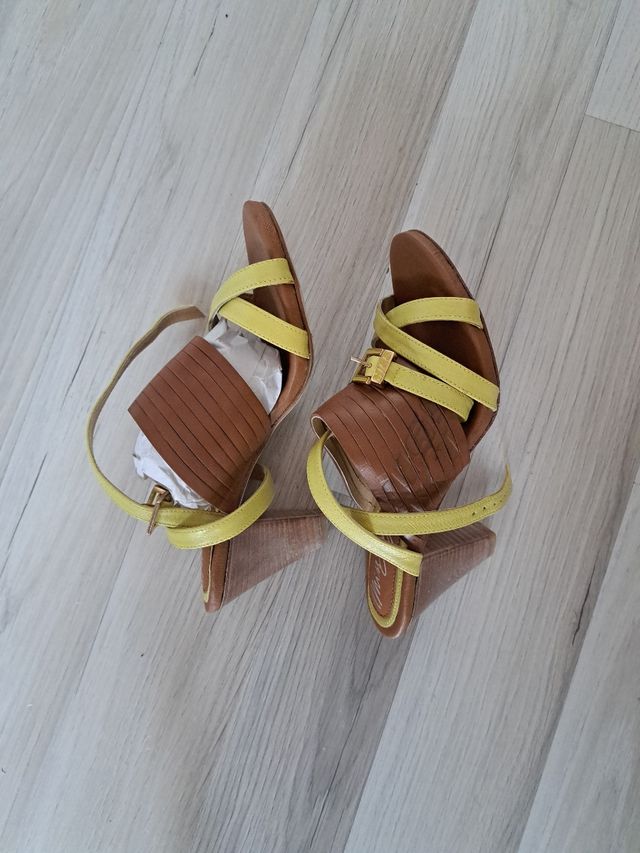 Sandalias Miss Sixty amarillas y marrón, talla 38