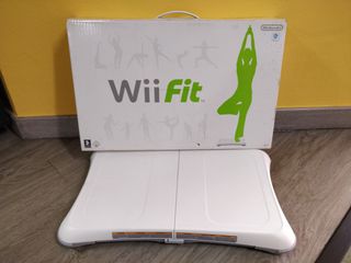 Wii Fit Nintendo Wii + Silicon Fit