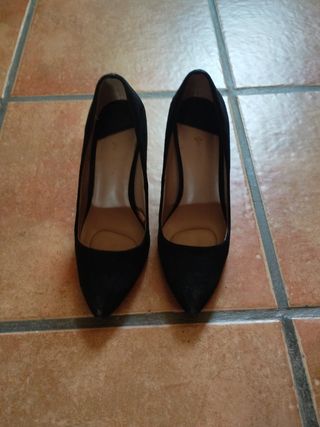 Tacones negros de ante