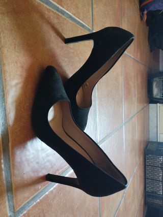 Tacones negros de ante
