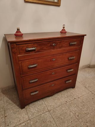 Cómoda antigua de madera