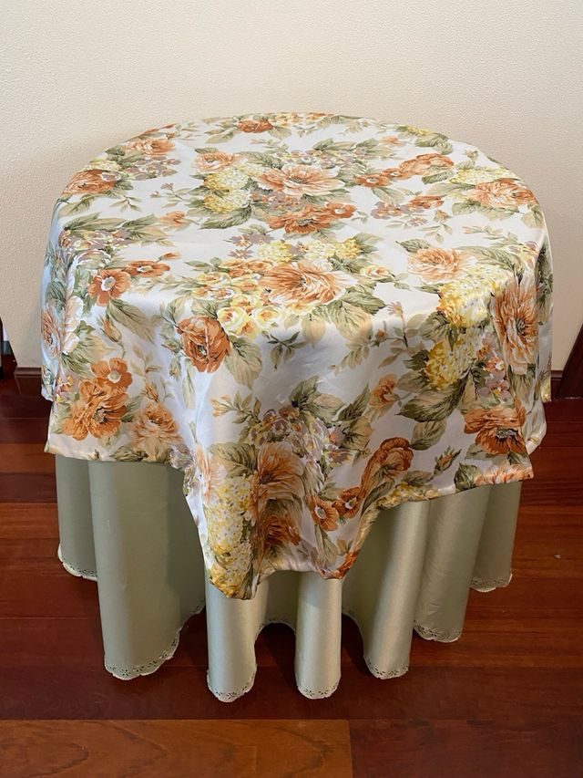 Mesa camilla con faldón verde oliva bordado