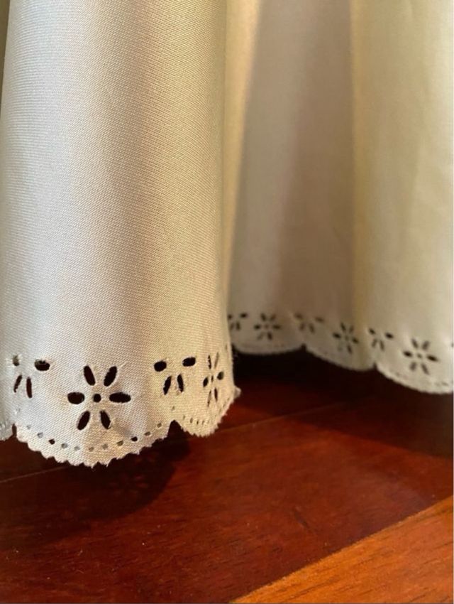 Mesa camilla con faldón verde oliva bordado