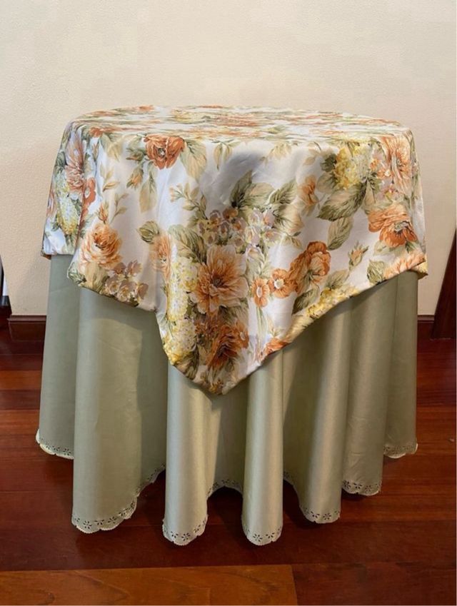 Mesa camilla con faldón verde oliva bordado