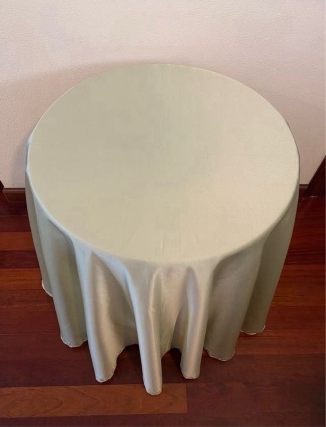 Mesa camilla con faldón verde oliva bordado