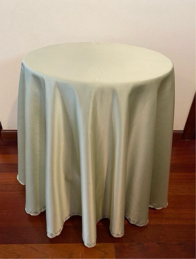 Mesa camilla con faldón verde oliva bordado