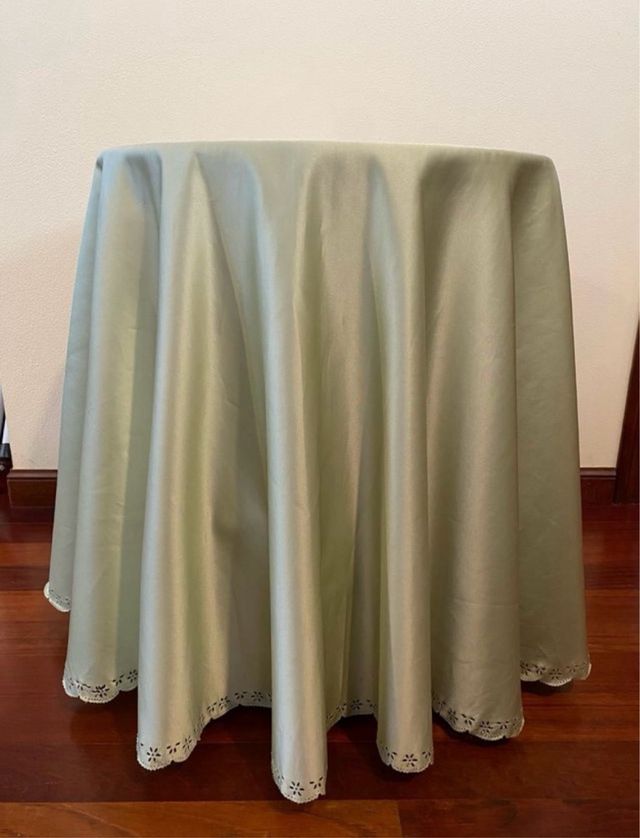 Mesa camilla con faldón verde oliva bordado