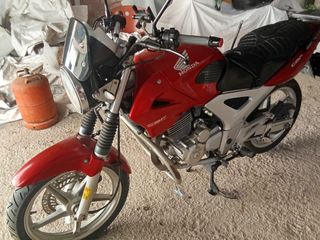 Honda CBF 250 roja