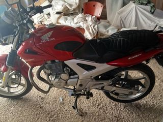 Honda CBF 250 roja