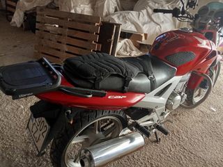 Honda CBF 250 roja
