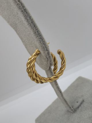 Aros dorados trenzados