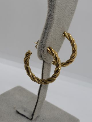 Aros dorados trenzados