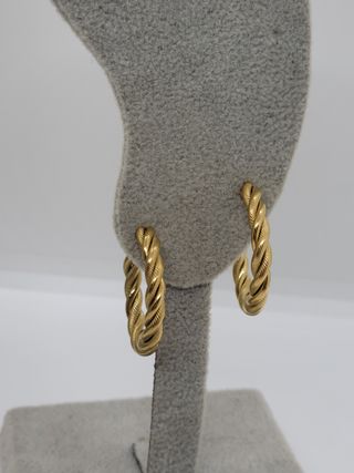 Aros dorados trenzados