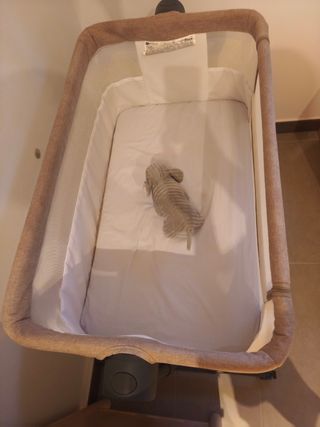 Cuna colecho beige.