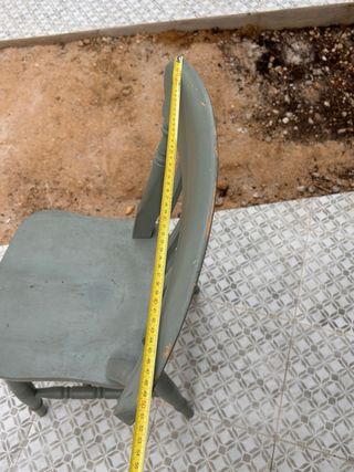 3 sillas y una butaca de madera