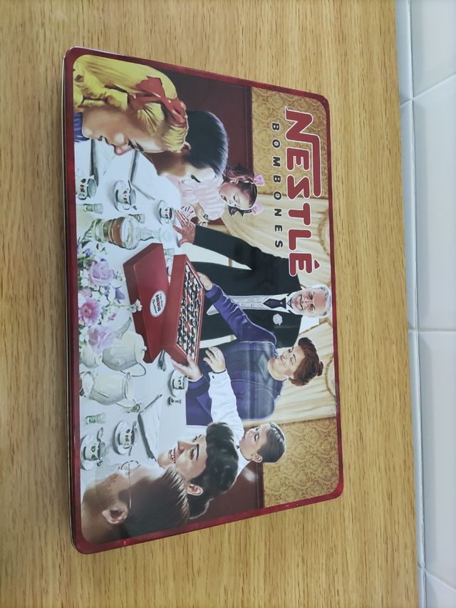 Caja metálica Nestlé Bombones