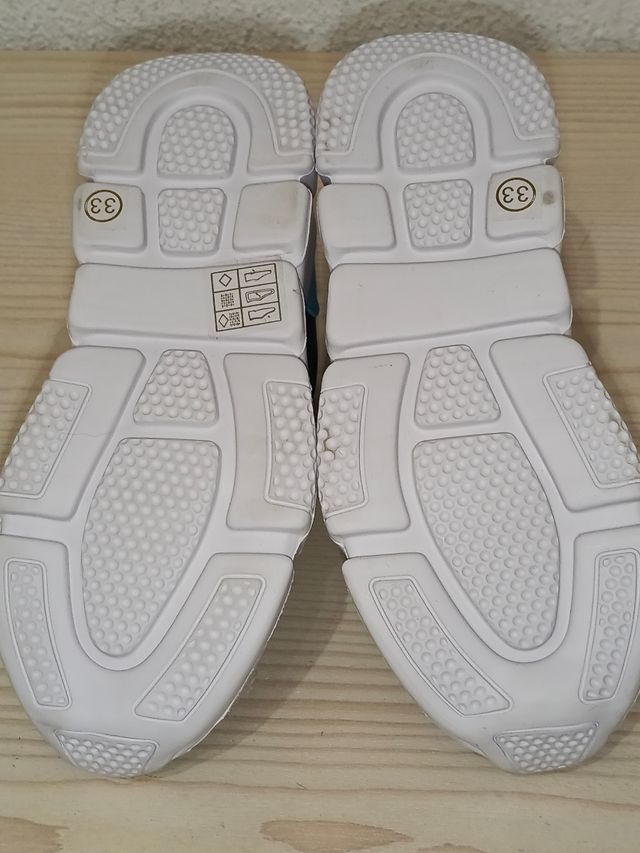 ZAPATILLAS DEPORTIVAS N°33 SIN ESTRENAR