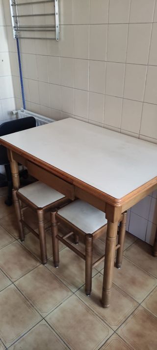 Mesa cocina extensible y taburetes
