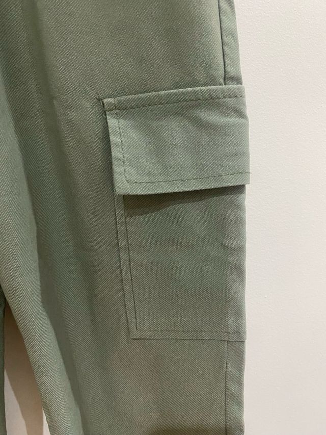 Pantalon verde cargo.