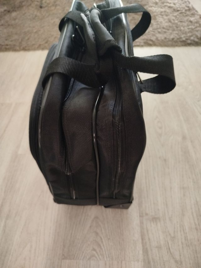 Estojo trolley preto com rodas