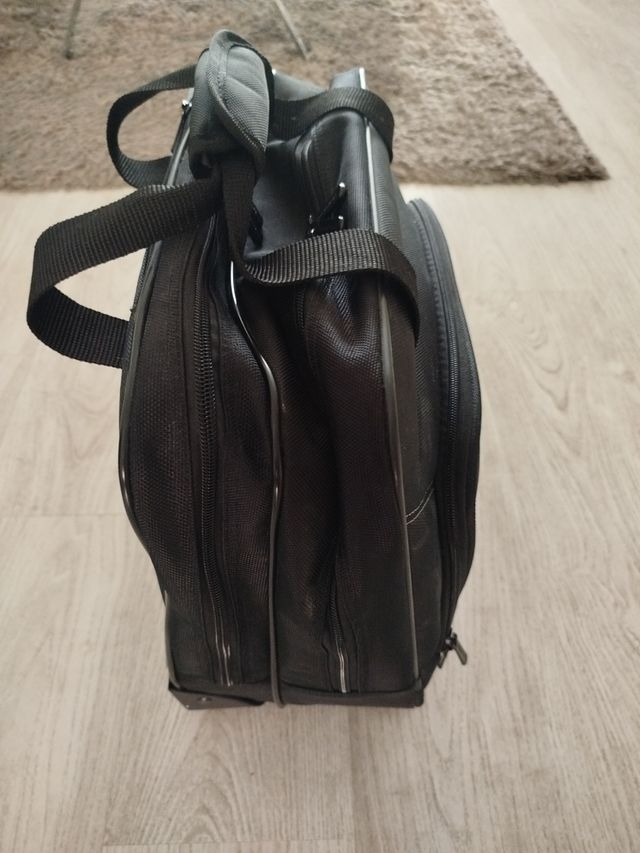 Estojo trolley preto com rodas