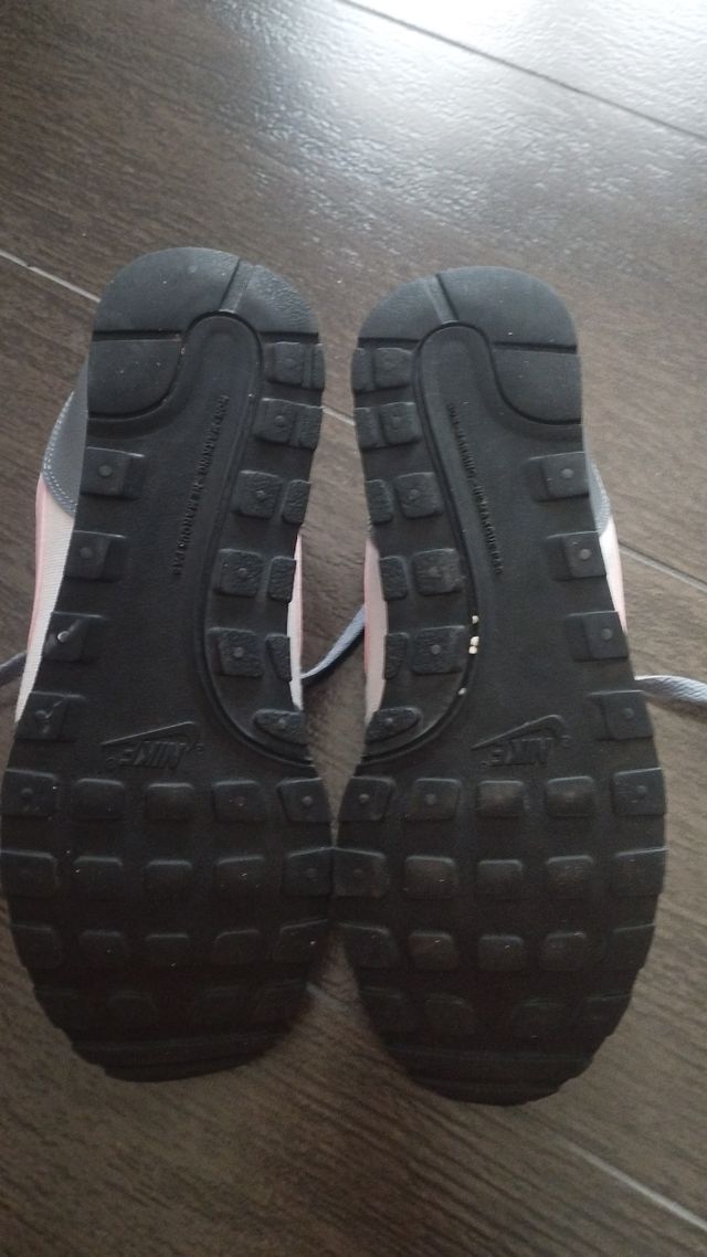 Zapatillas Nike grises y blancas 38