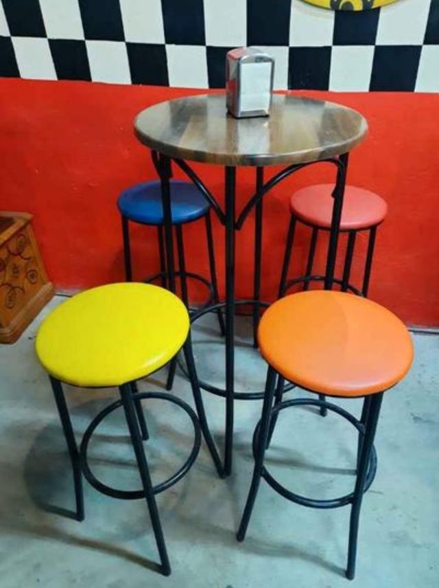 Mesa alta y 4 taburetes 