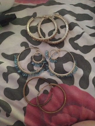 Aretes dorados y azules