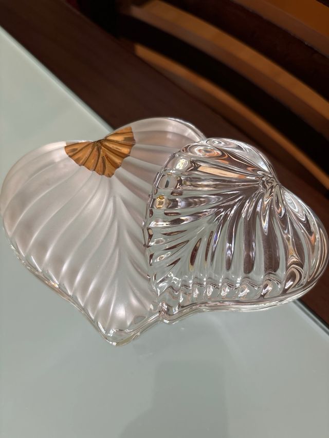 Elegante bombonera cristal tallado y filo de oro 