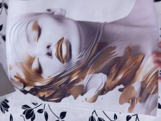 Lienzo mujer dorada