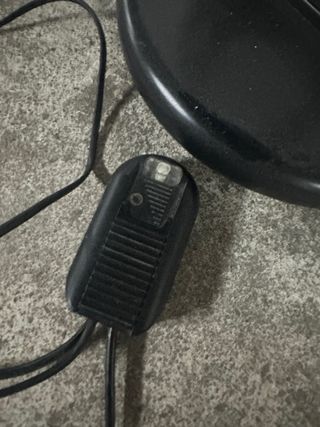 Lámpara de pie negra con estante