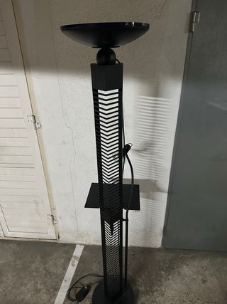 Lámpara de pie negra con estante