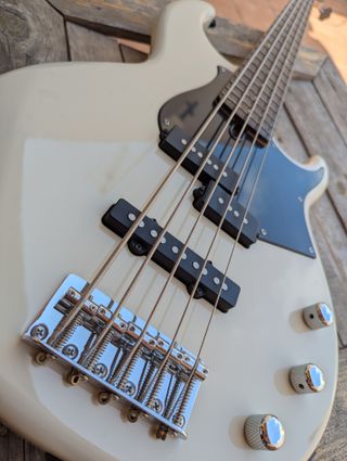 Yamaha BB235 VW – bajo eléctrico 5 cuerdas