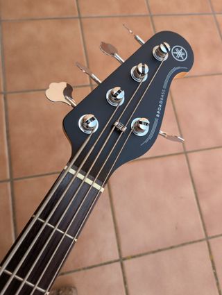 Yamaha BB235 VW – bajo eléctrico 5 cuerdas