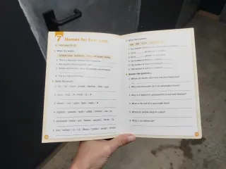 Oxford Read and Discover: Level 5: Homes Around...