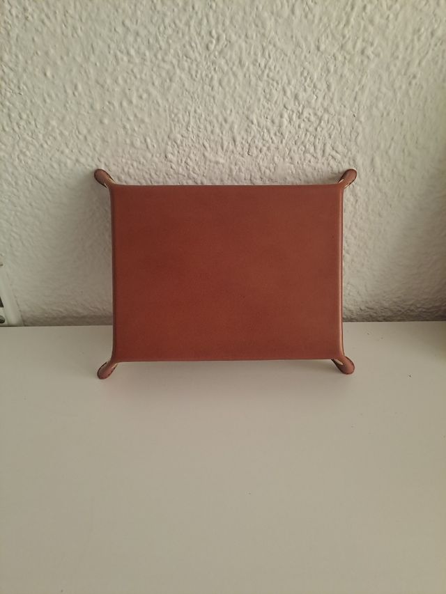 Bandeja de piel marrón