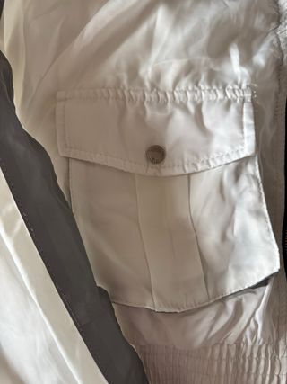 Chaqueta Bershka blanca reflectante